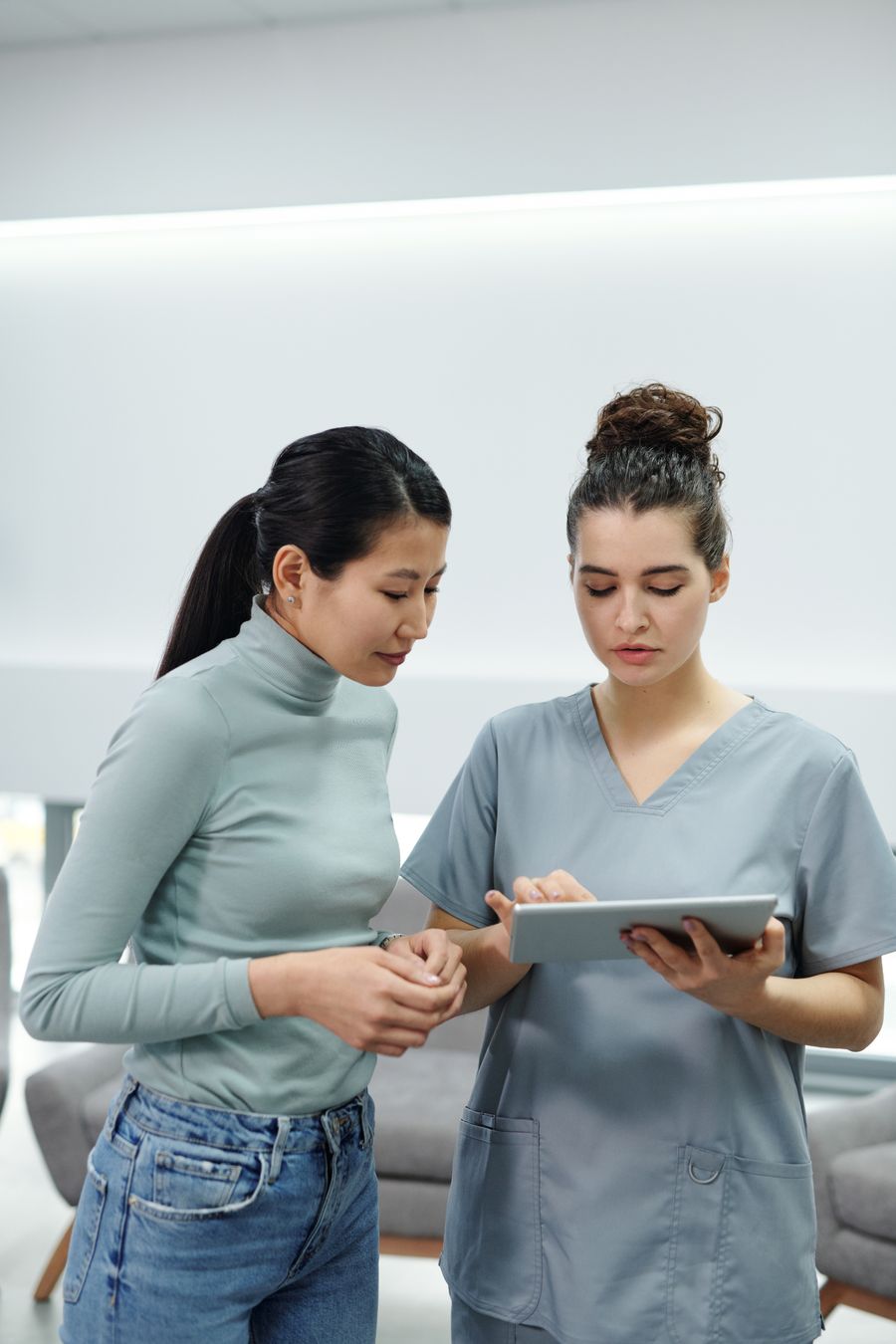 Doctora revisando el expediente de un paciente en una tablet