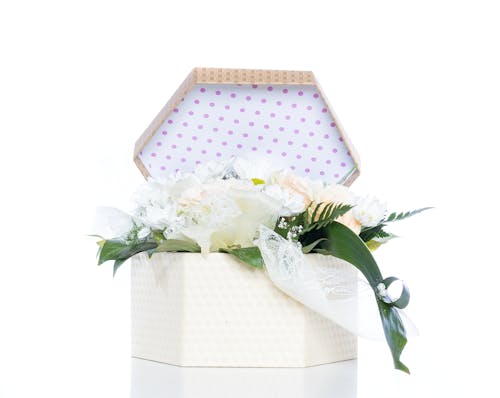 Caixa De Presente Com Flores Brancas