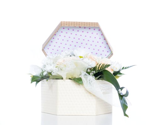 Boîte Cadeau à L'intérieur De Fleurs Blanches