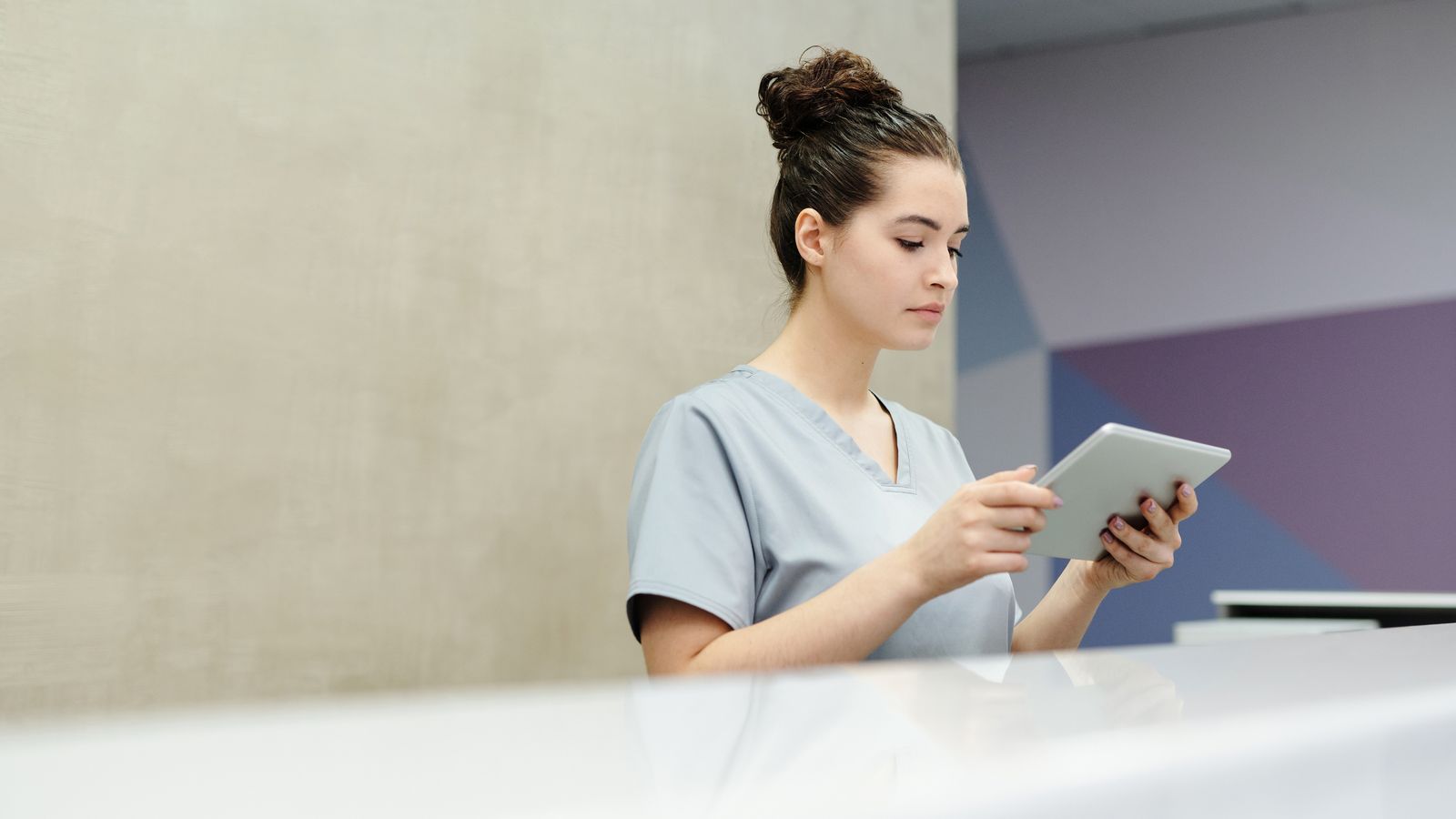 Professionnelle d'accueil médical utilisant une tablette