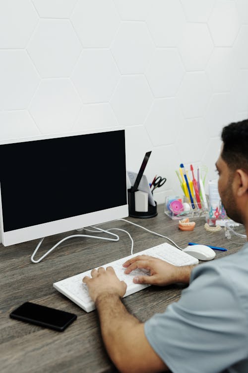 Foto profissional grátis de computador, digitando, homem