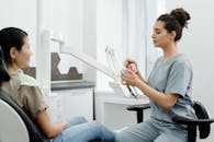 牙医用模型在诊所向患者解释牙科护理