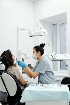 在现代诊所环境中，牙科专业人员进行例行口腔检查