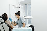 在现代诊所环境中，牙医戴着防护装备为患者进行检查