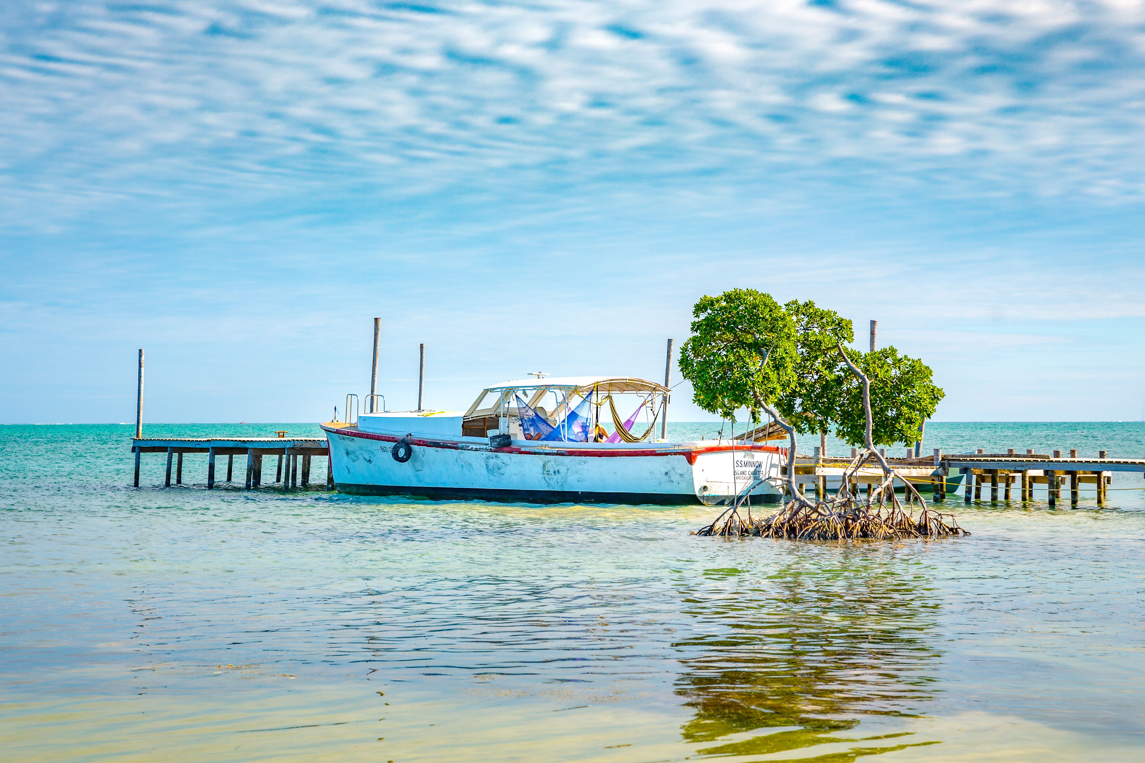 Plage paradisiaque au Belize avec des touristes se relaxant