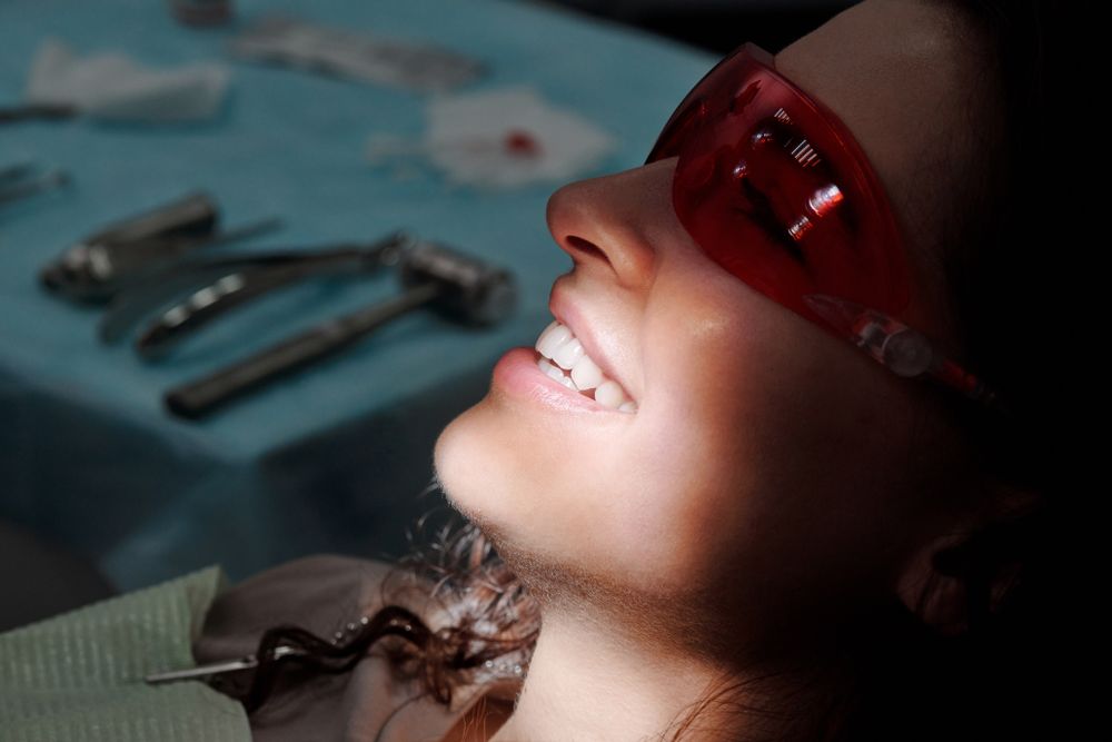 Paciente sonriendo en el consultorio dental