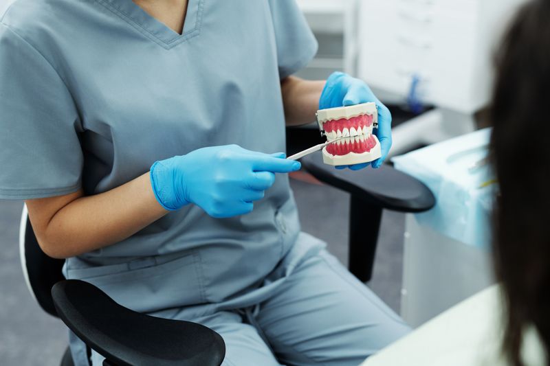 Dentista realizando endodoncia con instrumental especializado