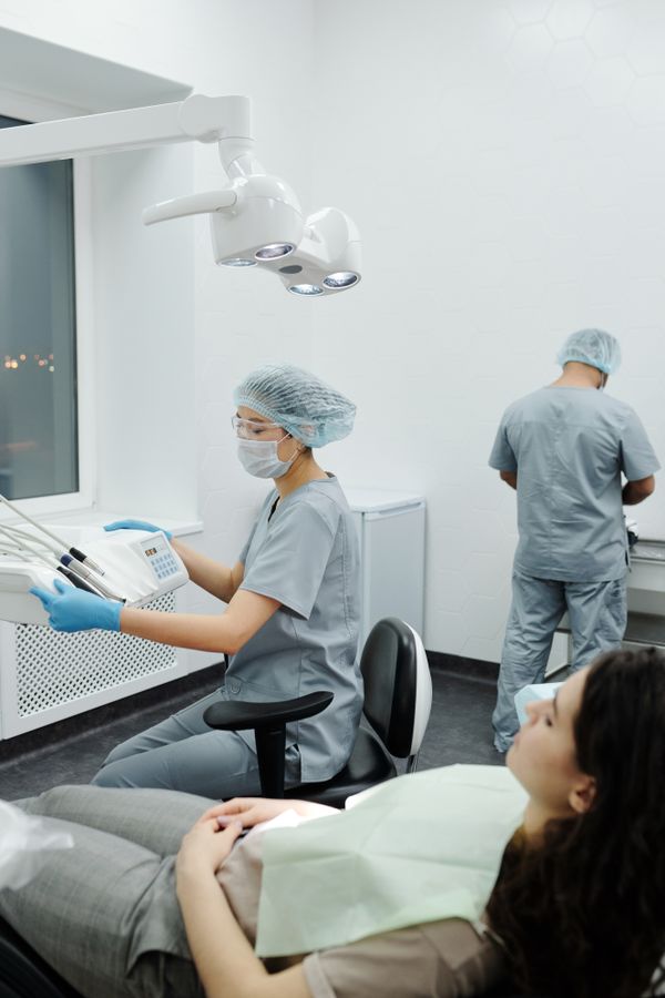 Dentistas durante procedimento em clínica moderna