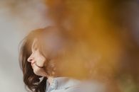 柔和的灯光下，一位留着波波头的年轻女子肖像显得格外优雅