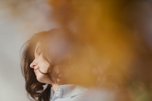 柔和的灯光下，一位留着波波头的年轻女子肖像显得格外优雅