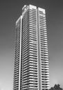 一张展示德国科隆城市建筑的黑白照片，拍摄于一座现代摩天大楼