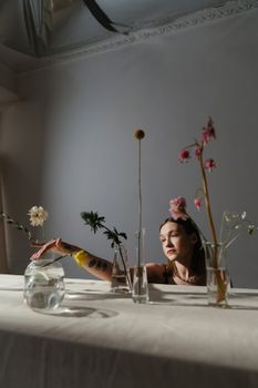 这是一部富有创意的作品，主角是一位女性，她以独特的纹身和玻璃花瓶中的花卉排列而引人注目