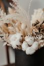 乡村花瓶里，棉花与干花的美丽搭配，展现了中性色调