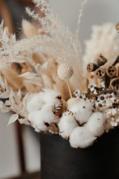 乡村花瓶里，棉花与干花的美丽搭配，展现了中性色调