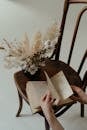 干花束放在木椅上，旁边是一本打开的书