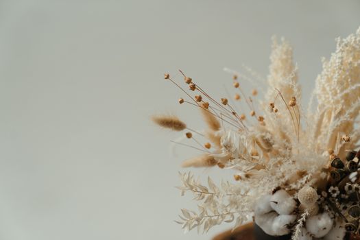 这幅美学静物作品以各种干花和棉花芽为特色