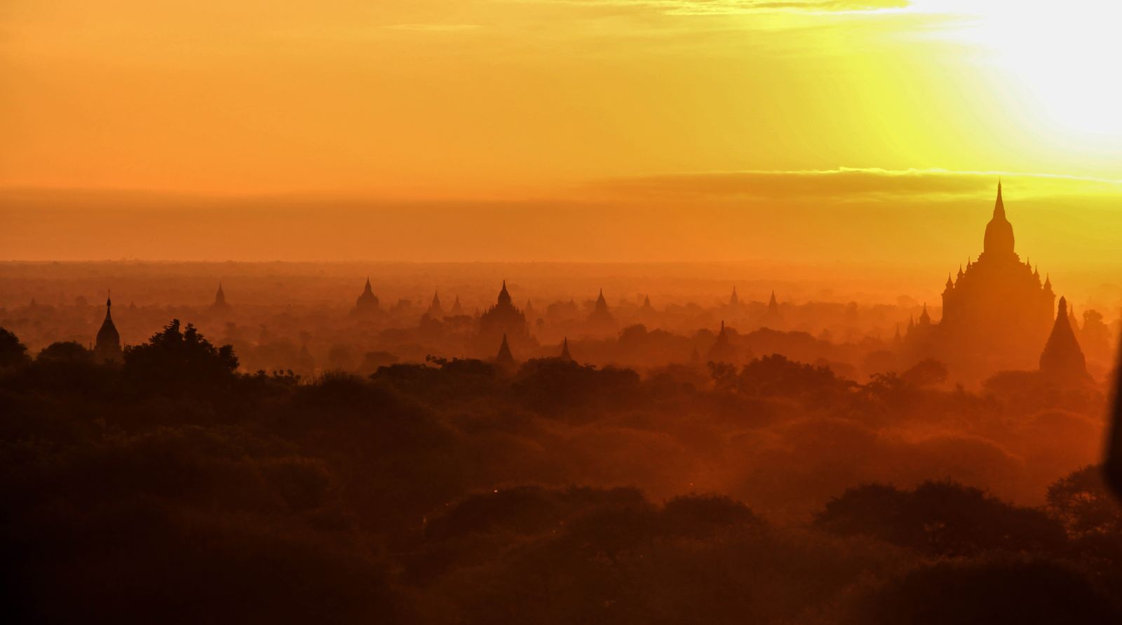 Montgolfières au-dessus des temples de Bagan au lever du soleil — quand partir en Birmanie