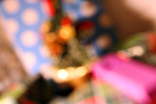 抽象节日场景中，充满活力的圣诞散景与模糊色彩交织