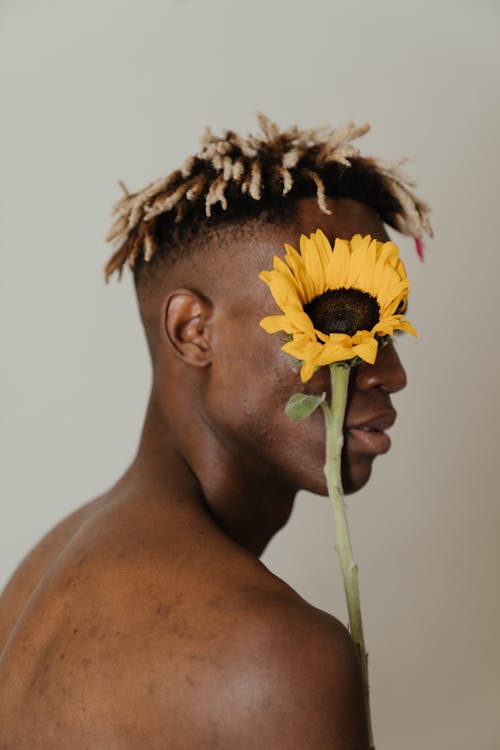 Homme Avec Tournesol Sur La Tête