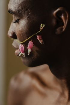一名男子侧面的艺术轮廓，脸上有一朵流血的心形花