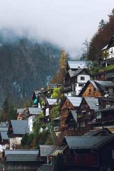 哈尔斯塔特村屋背靠雾山，将宁静的高山美景尽收眼底