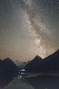 星空下，银河照亮了宁静的山区景观