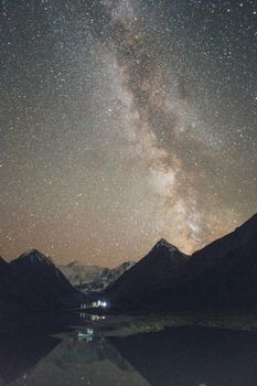 星空下，银河照亮了宁静的山区景观