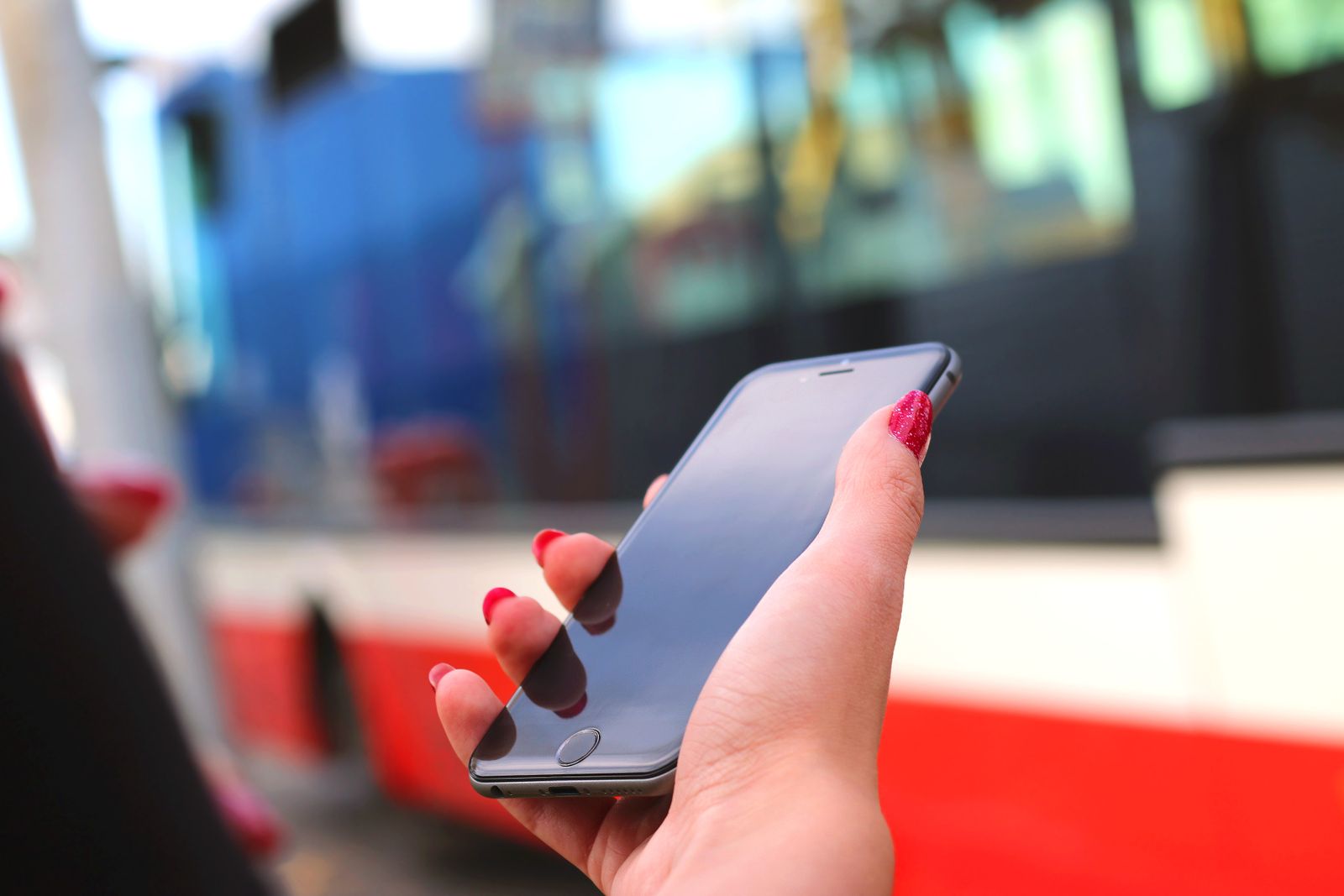 Сповіщення про автобусний рейс на телефоні