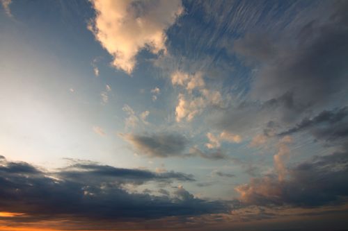 Free A beautiful sunset sky showcasing dramatic cloud formations against a serene backdrop. Stock Photo