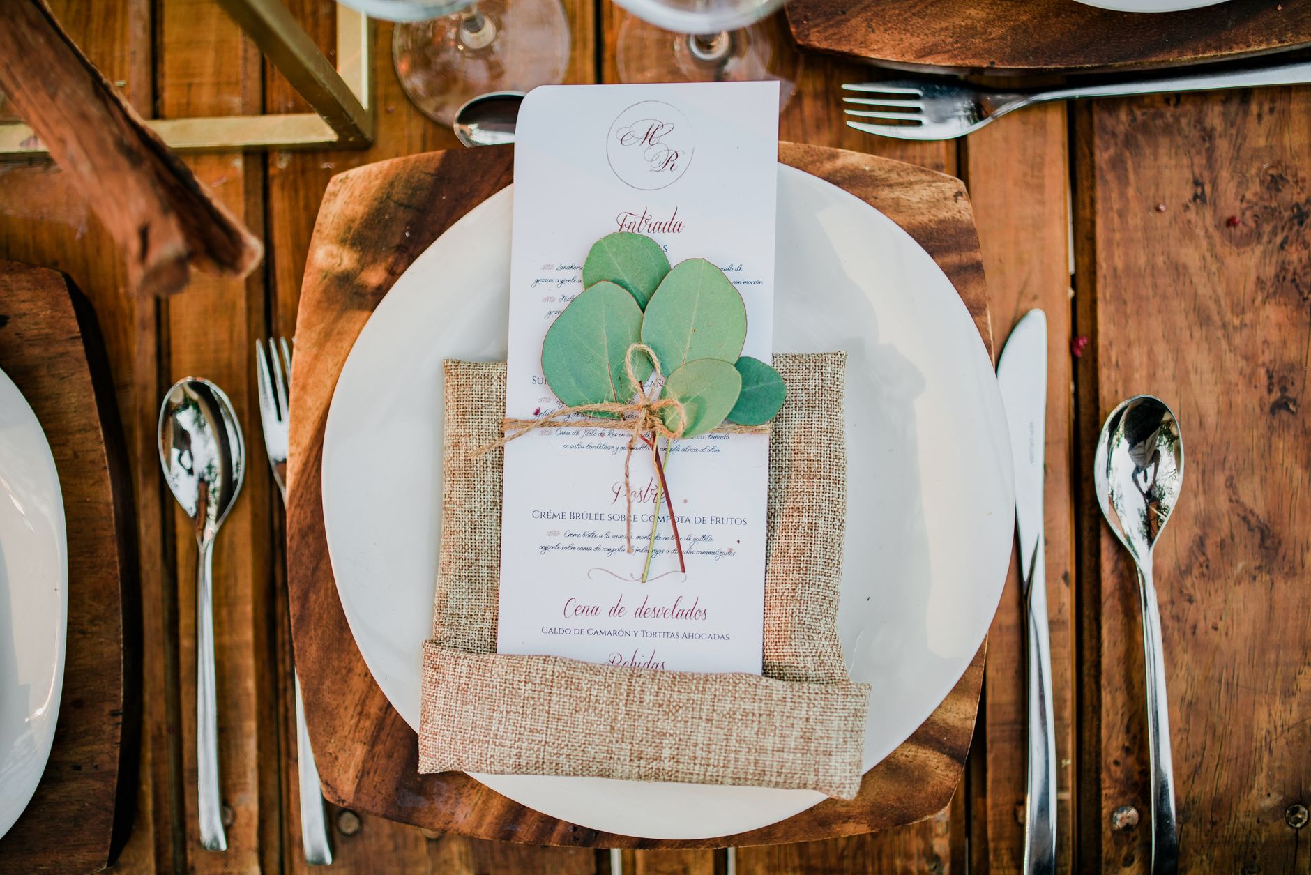 Sophisticated rustic table decor with silverware and wooden accents, perfect for a wedding in Guadalajara.