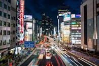 探索东京新宿充满活力的夜景，感受明亮的灯光和繁华的街道