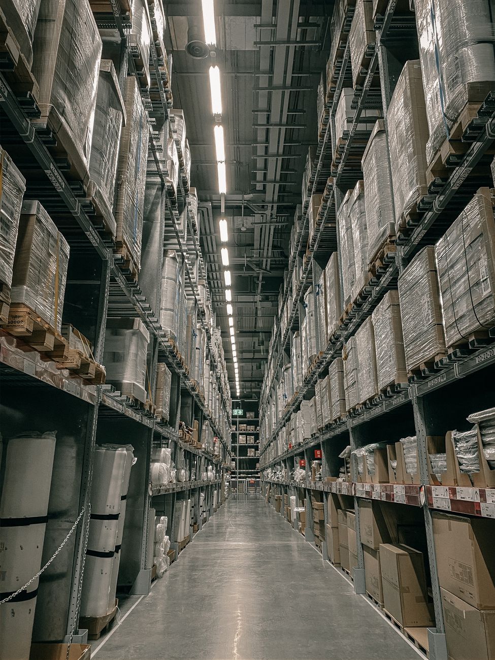 Allée d’un entrepôt moderne avec étagères et cartons