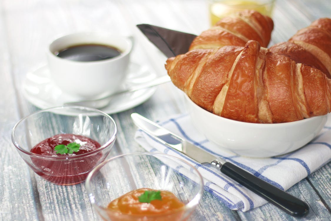 Kostnadsfria Kostnadsfri bild av croissant, kaffe, marmelad Stock foto