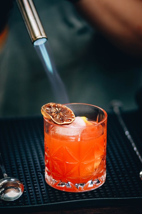 Bartender đốt Lát Cam Quýt Trên Cocktail
