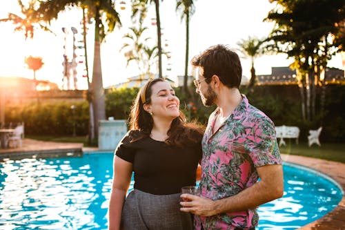 Mann Und Frau Stehen Neben Schwimmbad