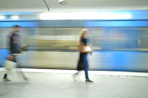 地鐵, 地鐵月臺, 步行 的 免费素材图片