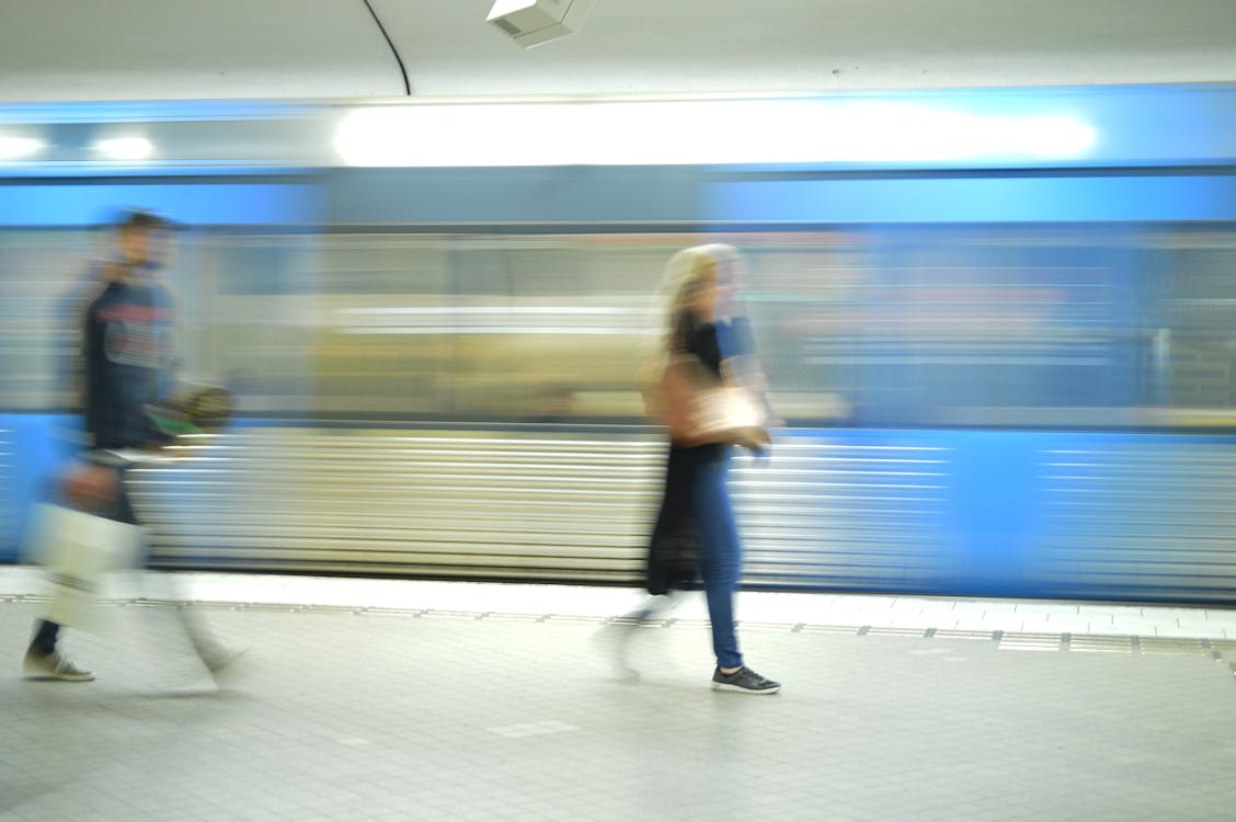 Foto d'estoc gratuïta de andana de metro, blau, caminant