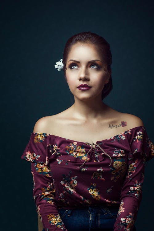 Kostenlos Frau, Die Lila Blumen Schulterfreies Hemd Trägt Stock-Foto