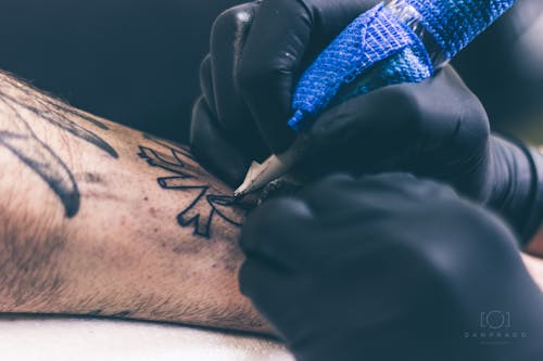 Free stock photo of tattoo, tattoo artist, tattoo machine