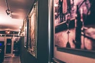 走廊的模糊视野装饰着优雅的装框画作，非常适合商务或旅行主题