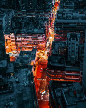 香港城市建筑的鸟瞰图令人惊叹，夜间闪烁着明亮的灯光