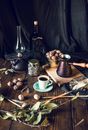 一幅描绘乡村木桌上咖啡杯、咖啡壶和核桃的舒适静物画
