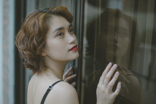 Kostnadsfri bild av asiatisk kvinna, brunt hår, kort hår