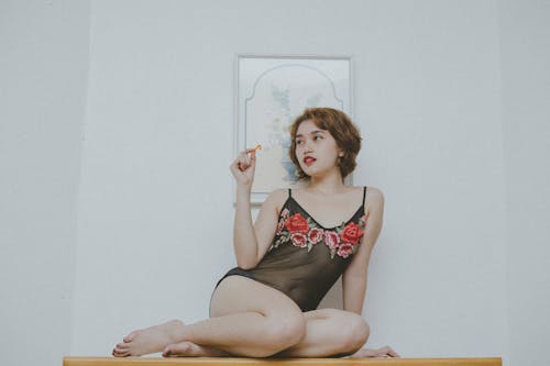 Gratis lagerfoto af asiatisk kvinde, blomstret top, erotisk