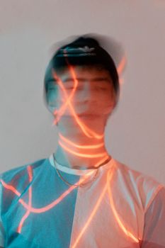 一个人的艺术肖像，结合光的踪迹与运动模糊，构成了一幅概念图像
