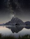 星光熠熠，天空下的湖面倒映着多洛米蒂山，景色令人惊叹
