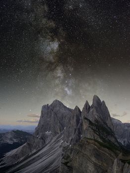 在塞塞达山峰俯瞰多洛米蒂山脉的银河系，景色令人惊叹