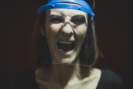 一位戴着蓝色面罩的女人表情丰富地尖叫，情感尽显