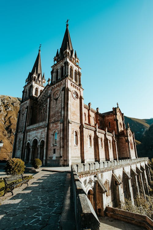 Gratis arkivbilde med arkitektur, basilika, blå himmel