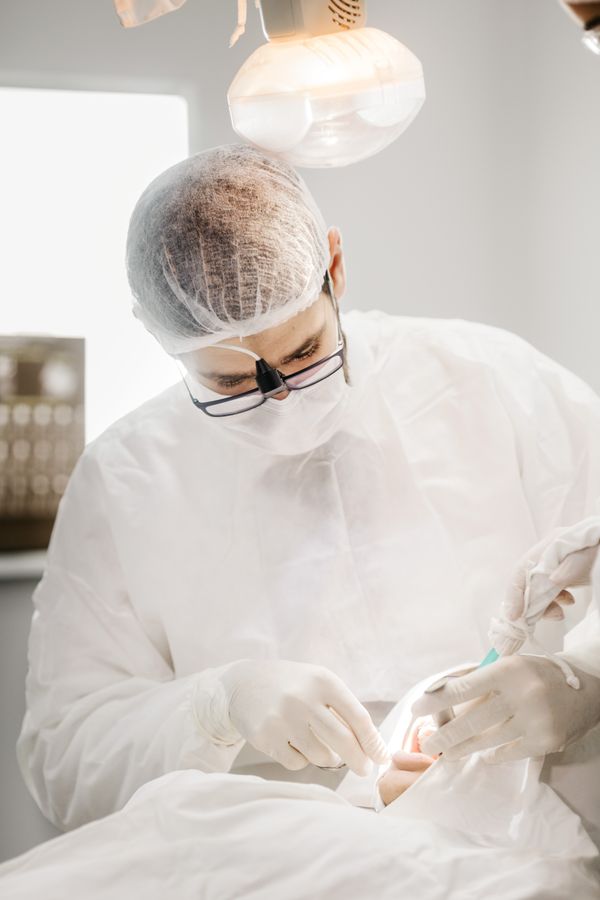 Doctor especialista con anteojos en clínica dental
